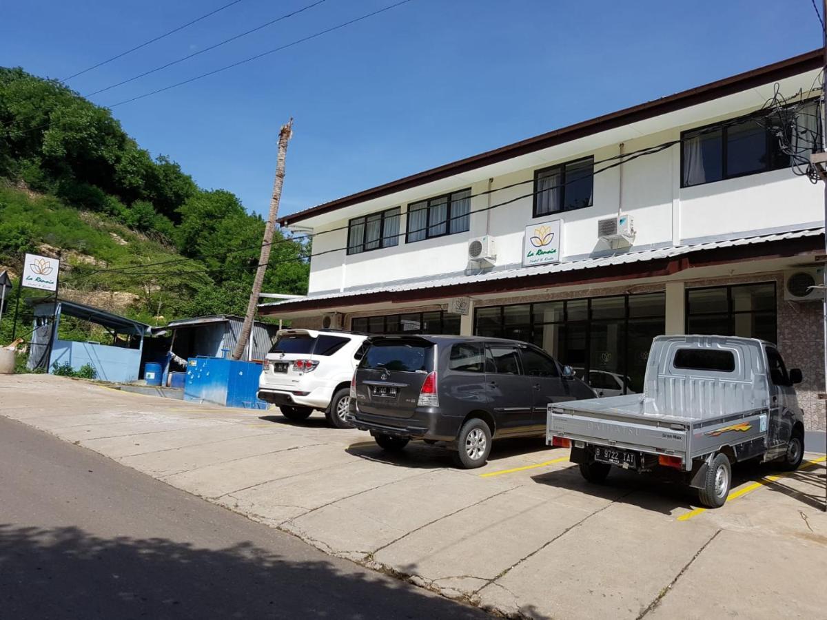 Hotel Larensia Labuan Bajo Exteriör bild