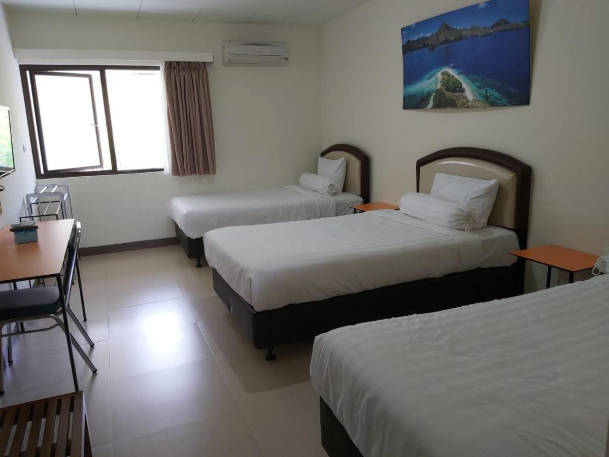Hotel Larensia Labuan Bajo Exteriör bild